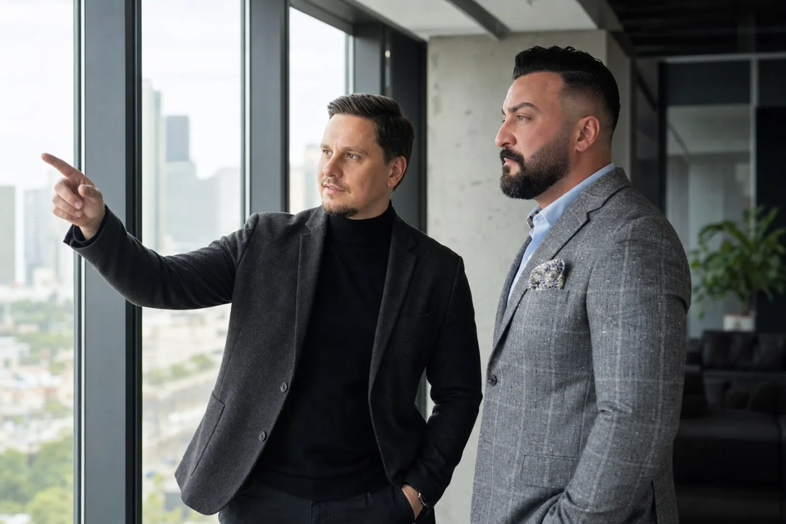 KI Berater im Strategiegespräch, Blick auf Skyline, operative Beratung aus dem Betrieb